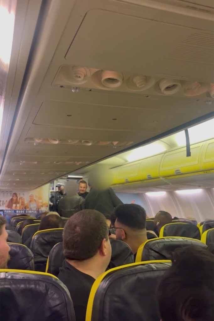 [喜悦]飞往摩洛哥的瑞安航空掉头，护送涉嫌吸毒的扰乱乘客下机