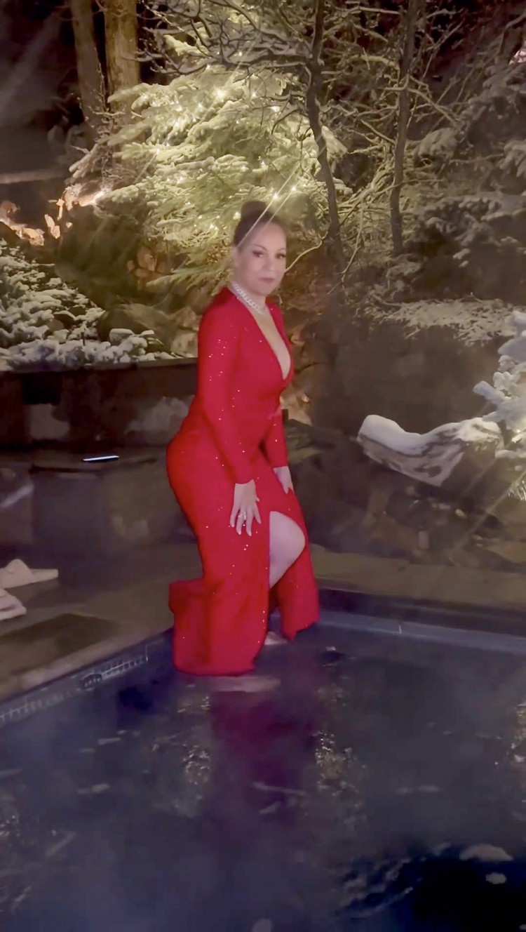 [约翰逊]玛丽亚·凯莉 (Mariah Carey) 穿着亮片礼服泡热水浴缸，延续传统