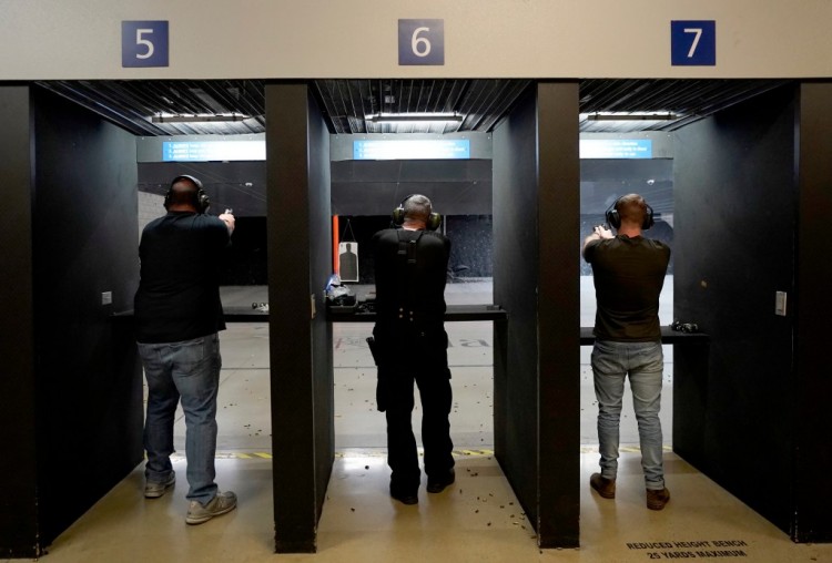 [约翰逊]加州公共场所禁枪法再次受阻，法官称其违反了第二条规定