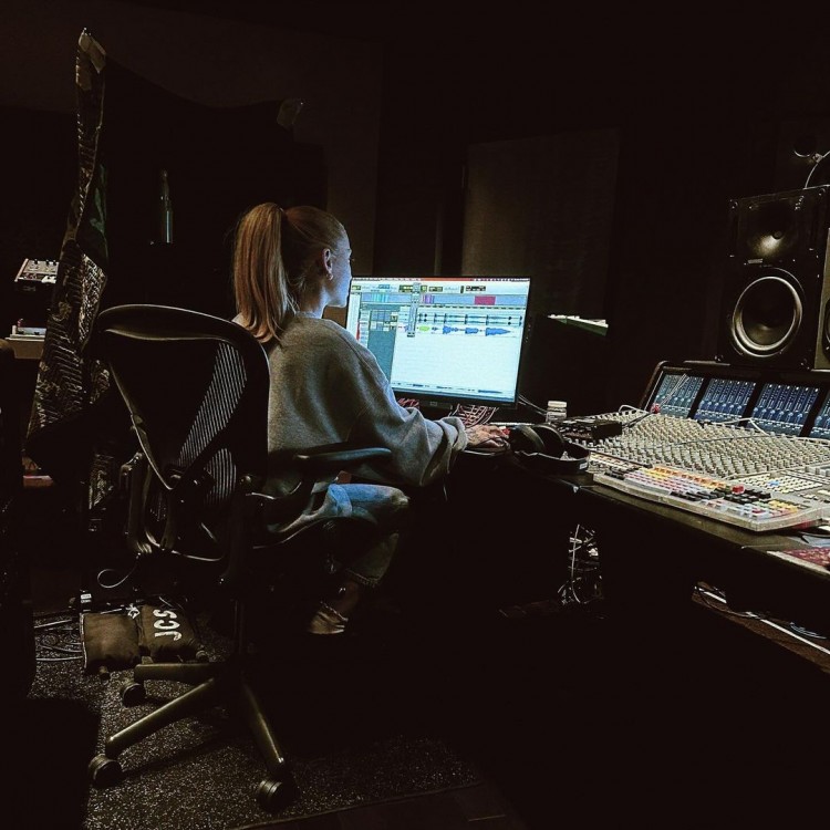 爱莉安娜格兰德ARIANAGRANDE在挑战的变革年之后发行了三年来的首张个人单曲