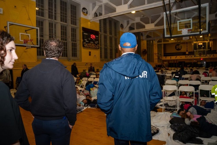 [约翰逊]纽约市学生因移民被迫离开用作避难所的高中体育馆而处于偏远地区