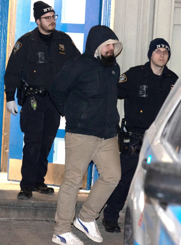 泰勒斯威夫特的跟踪者在第二次被捕后被戴上手铐带出纽约警察局