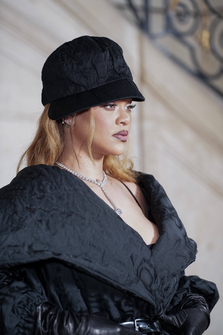 蕾哈娜RIHANNA身穿黑色系带连衣裙出席巴黎时装周YELLOWPIECES音乐会