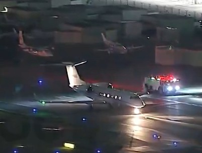 [克里斯]卡罗尔·G私人飞机紧急降落洛杉矶驾驶舱充满烟雾