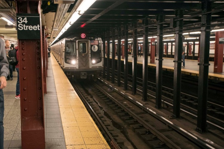 纽约市邮政工人的妻子被踢到宾州车站路基上她在发出奥米诺骨牌时猛烈抨击可怕的地铁