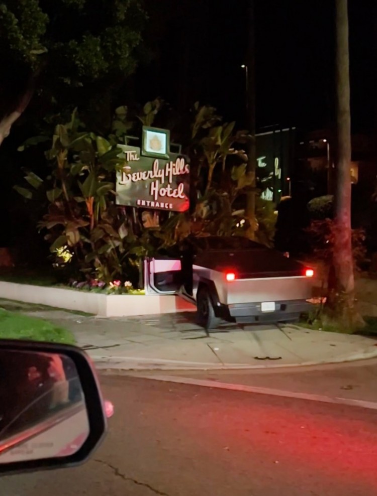 [涡流]视频显示特斯拉赛博卡车撞上标志性的比佛利山庄酒店标志